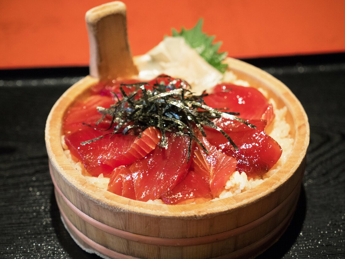 手おけに盛られた「手こね寿し」。