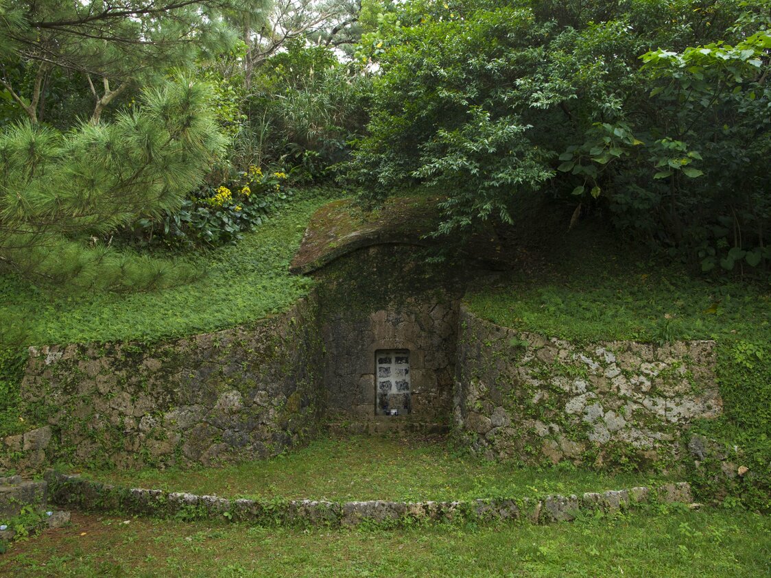 The tomb of Tamagusuku Chōkun is covered by a tortoiseshell-like arrangement of hexagonal stones.
