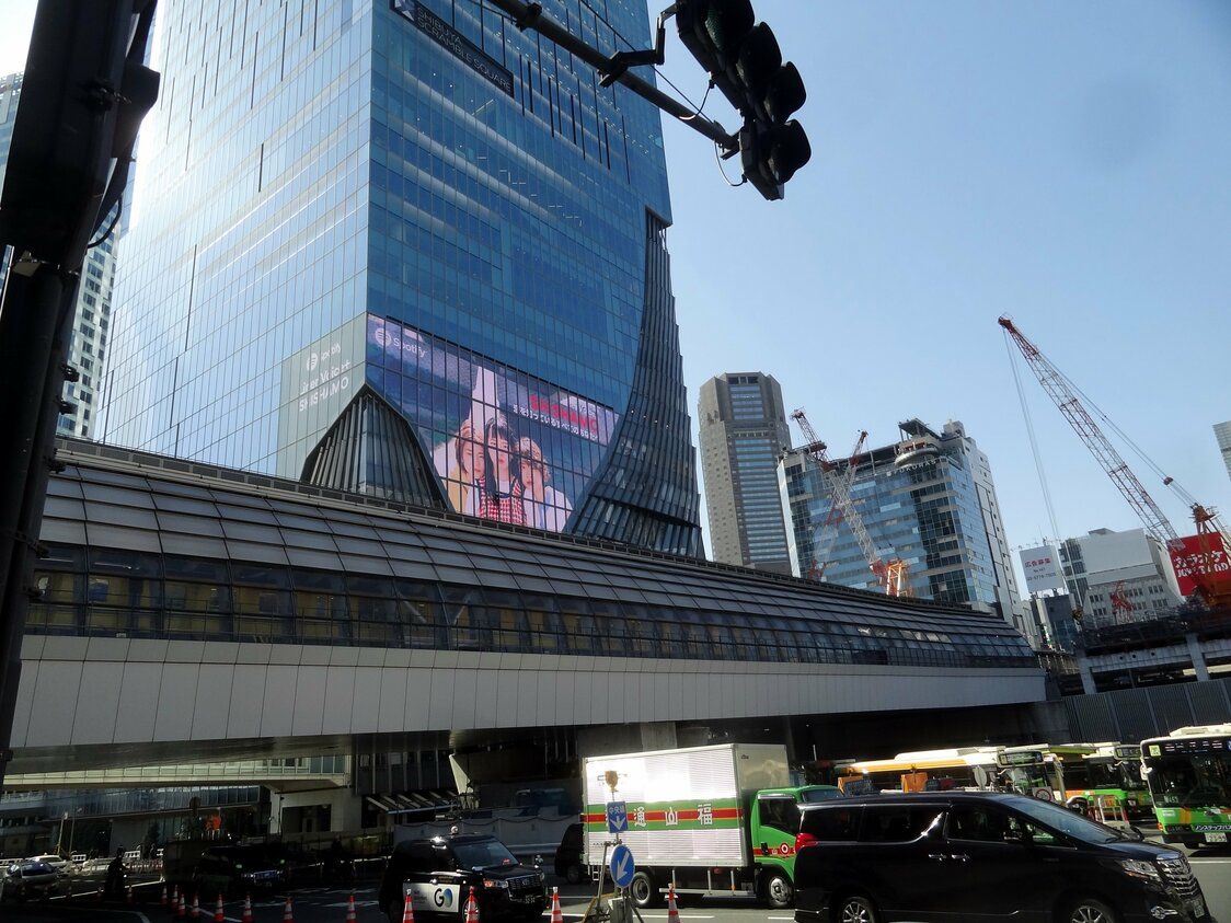La línea sube a la superficie en Shibuya, pero se mantiene arrebujada en su propio túnel. (© Gianni Simone)