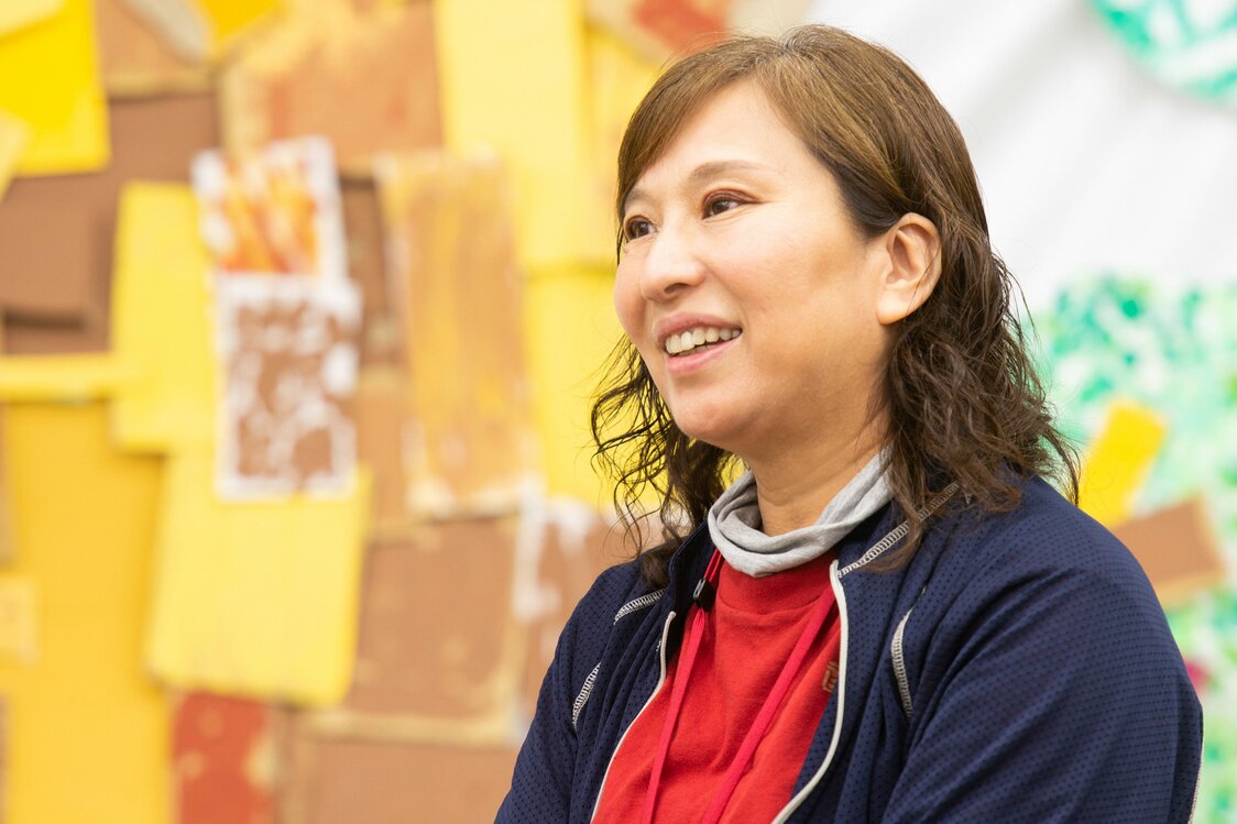 Mori Aine, directrice artistique de l’hôpital. Elle est également professeure associée invitée à l’école d’infirmières de l’université de Takarazuka, directrice de NPO Arts Project et codirectrice de Art Meets Care.