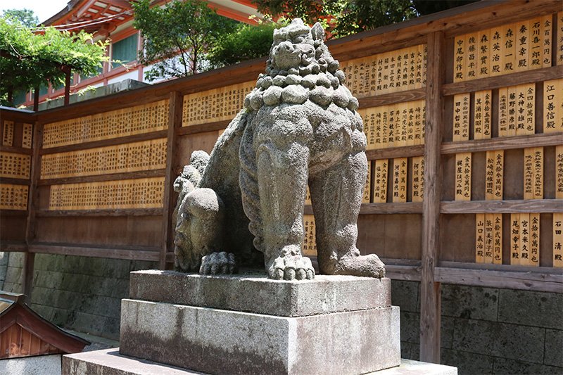The komainu to the left of the entrance to Kashii-gū Shrine, Fukuoka, Fukuoka Prefecture.