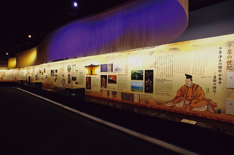 Un panel recorre la historia de Hiraizumi a lo largo de los años. (© Centro del Patrimonio Cultural de Hiraizumi)