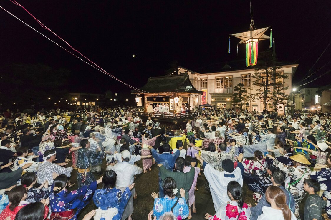 誰でも踊れる参加型で、県内外から盆踊り好きが詰めかける。「徹夜おどり」期間には早朝の臨時列車も運行