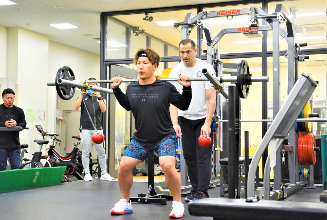 室伏広治氏からトレーニングの指導を受ける吉田（2020年1月23日、東京都文京区）　時事