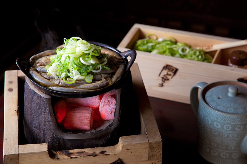The dish “dojō nabe” (¥1,750) comes with a generous portion of spring onions. It is said that a shallow pan was used so the dish could be heated up and served as quickly as possible to the busy residents of Edo.