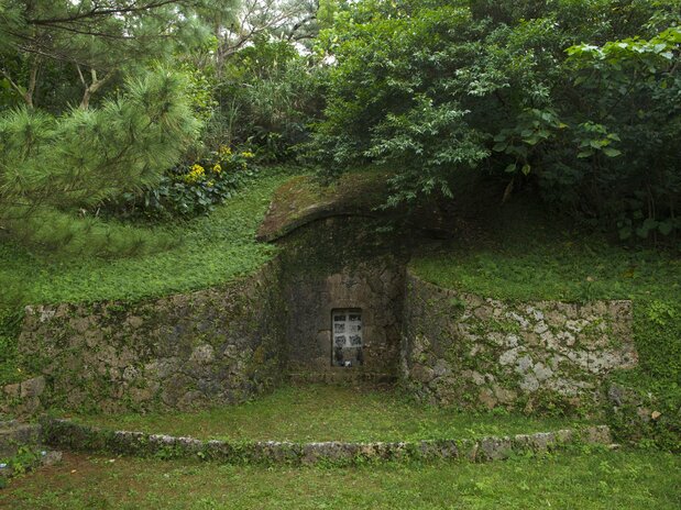 The tomb of Tamagusuku Chōkun is covered by a tortoiseshell-like arrangement of hexagonal stones.