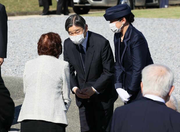 国立沖縄戦没者墓苑での供花後、遺族と言葉を交わされる天皇、皇后両陛下=2022年10月22日、沖縄県糸満市の平和祈念公園(時事)