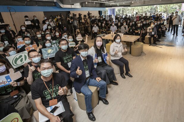 ハッカソンの定期開催により、ハッカーと政府の距離はますます近くなっている。2020年のハッカソンに参加したオードリー・タン氏(左から3番目)と蔡英文総統(左から4番目)(台湾総統府提供)