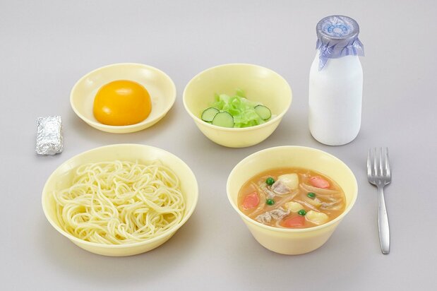 1965(昭和40)年ごろの瓶牛乳、ソフト麺などを組み合わせた給食メニュー(独立行政法人日本スポーツ振興センター提供)