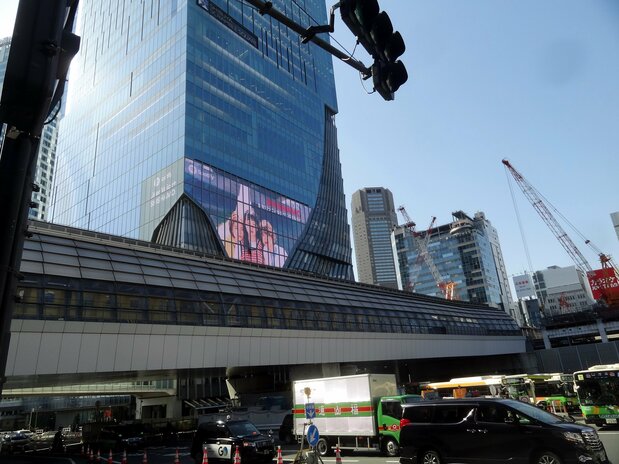 La línea sube a la superficie en Shibuya, pero se mantiene arrebujada en su propio túnel. (© Gianni Simone)