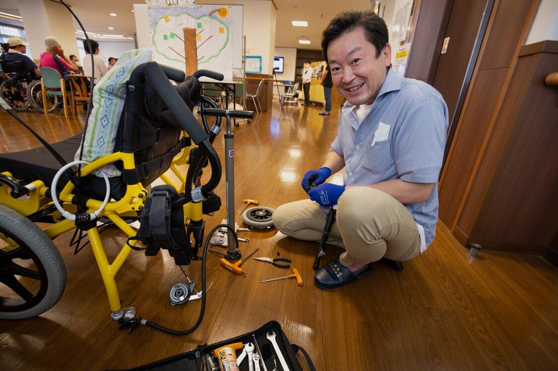 Suzuki Kenji, PDG de Tess Co. voyage à travers le Japon, boîte à outils en main. Il dit que c’est le fait de réparer les fauteuils qui lui donne des idées pour les améliorer.