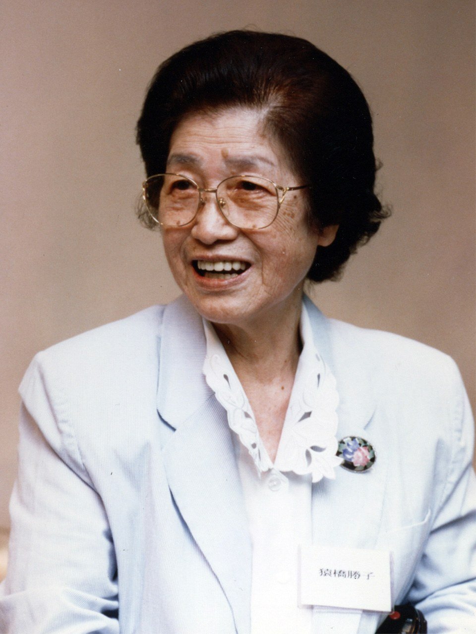 Saruhashi durante la ceremonia de entrega del premio que lleva su nombre, alrededor de 1998. (Cortesía de la asociación Josei Kagakusha ni Akarui Mirai wo no Kai)