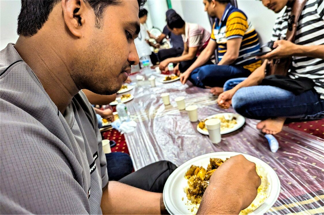 モスクでムスリムたちとカレーを食べる。見ず知らずの日本人にも彼らはフレンドリーだった　写真：熊崎敬