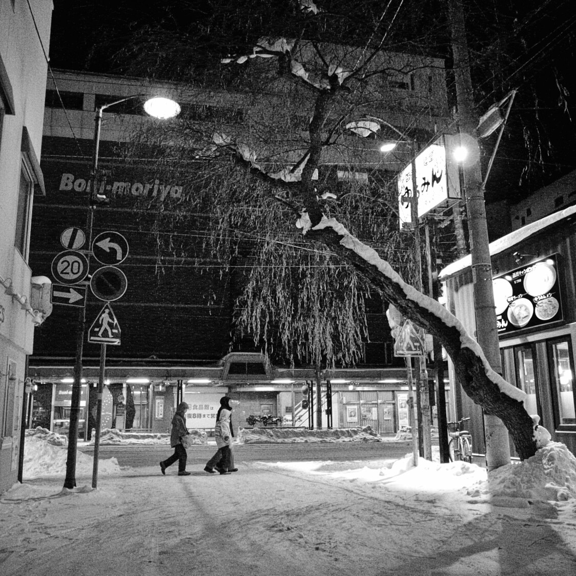 柳小路　柳の向う正面は老舗百貨店「棒二森屋」（2009）