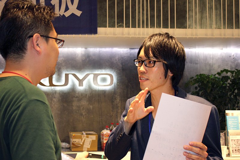 会合の段取りを真剣な面持ちで説明する倉岡さん