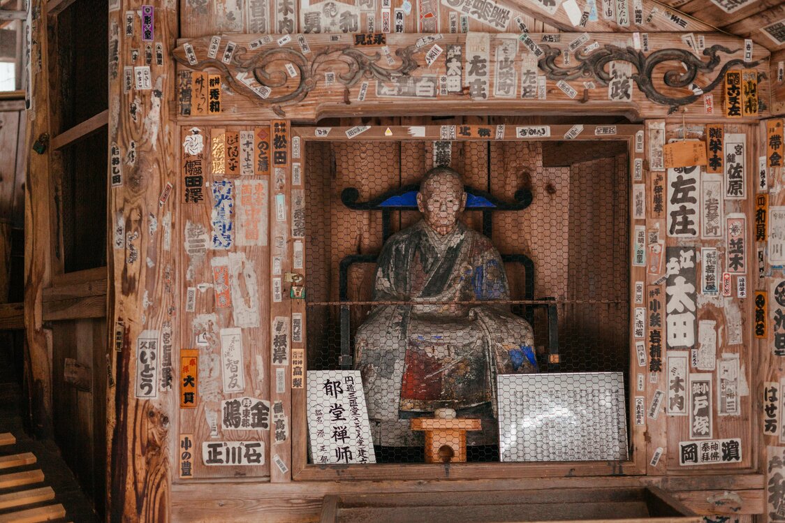 入り口正面に鎮座する、堂を建立した郁堂和尚像。一体どんな頭脳を持っていたのだろう