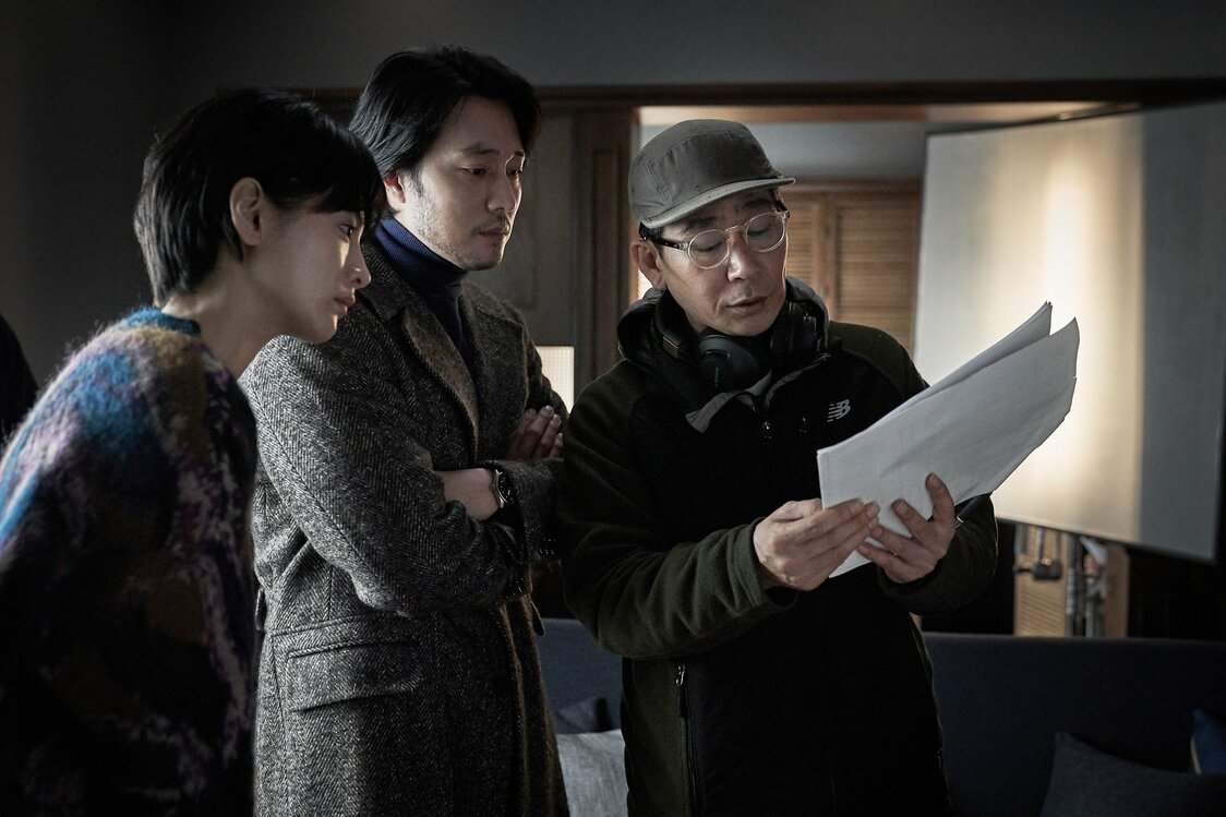 ホテルのシーンを演出するユン・ジョンソク監督（右）とソ・ジソブ、ナナ　©2022 LOTTE ENTERTAINMENT & REALIES PICTURES All Rights Reserved.