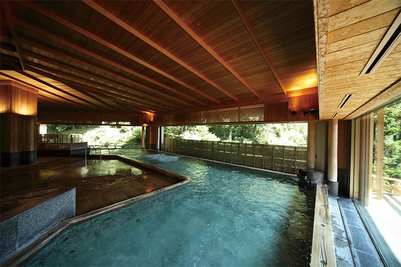 Piscina de aguas termales Komorebi no Yu, situada en la primera planta –segunda en Japón– de Ōtani Sansō (imagen cortesía de Ōtani Sansō).