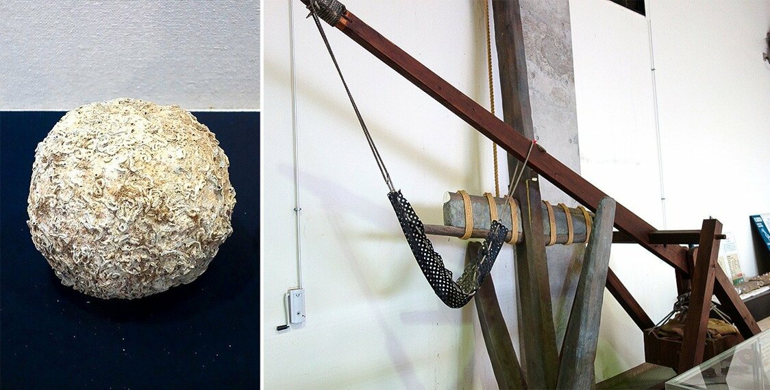 投石弾の実物（左）と回回砲の模型（右）。重りの力でアームが跳ね上がり、石弾を飛ばす。地元の高校生が実験したところ、44メートル飛んだという＝いずれも長崎県松浦市立埋蔵文化財センターで（筆者撮影）