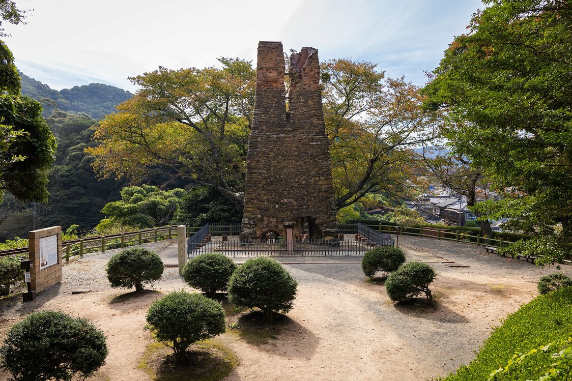 The reverberatory furnace stands out among its surroundings. (© Nippon.com)