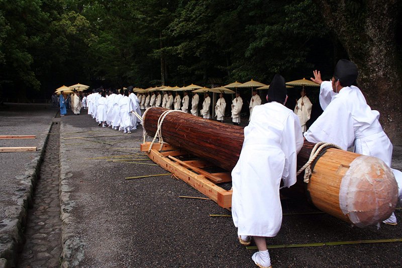 式年遷宮の御樋代木奉曳式（みひしろぎほうえいしき）。（写真提供＝伊勢神宮神宮司庁広報室）