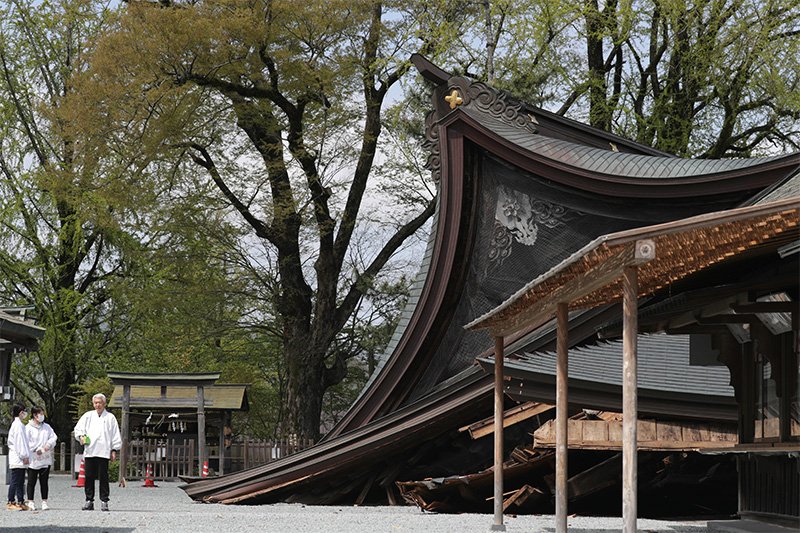 阿苏神社倒塌的“楼门”，2016年4月17日下午于熊本县阿苏市（图片提供：时事社）