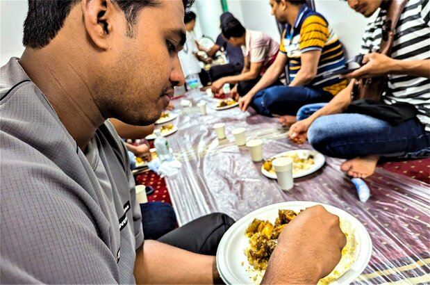 モスクでムスリムたちとカレーを食べる。見ず知らずの日本人にも彼らはフレンドリーだった　写真：熊崎敬