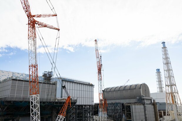 Fukushima Daiichi units 2 and 3 in preparation for upcoming fuel removal. (© Hashino Yukinori)