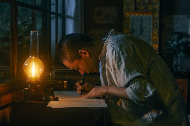 映画『銀河鉄道の父」の宮沢賢治役に菅田将暉。賢治は病身の妹トシに読み聞かせるため、一心不乱に物語を書く ©2022「銀河鉄道の父」製作委員会