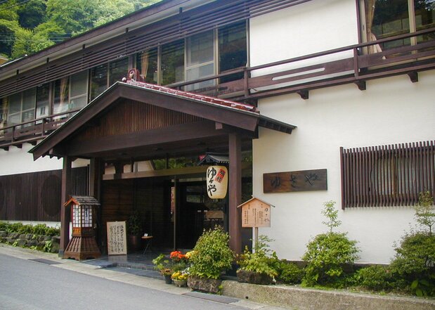 温泉街に建つ旅館の趣あるたたずまい　写真提供：元祖うなぎ湯の宿 ゆさや旅館