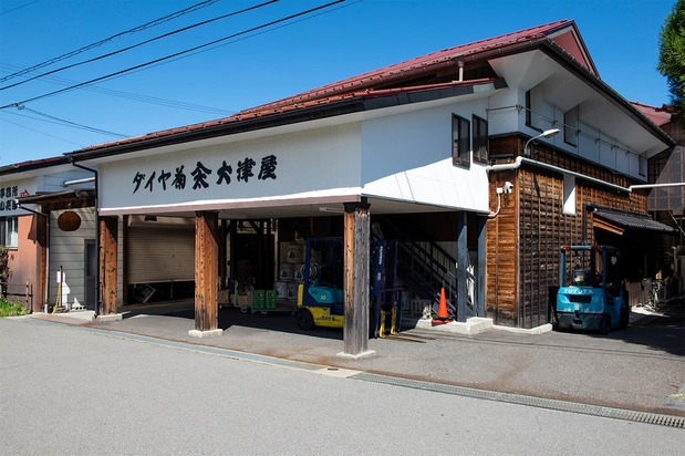 The brewery still produces Daiya Kiku sake, Ozu’s favorite. (© Kodera Kei)