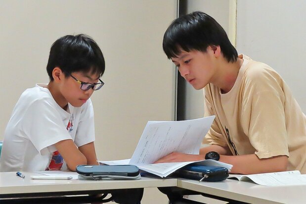 À l’école, des étudiants non-japonais peuvent parfois eux aussi apporter leur aide à d’autres jeunes élèves.
