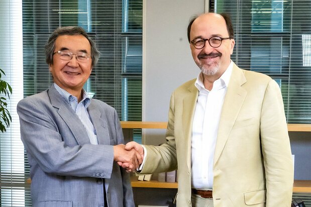 Билл Эммотт, справа, с Акасакой Киётакой, главой Nippon Communications Foundation (© Nippon.com)