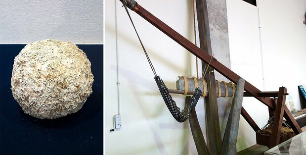 投石弾の実物（左）と回回砲の模型（右）。重りの力でアームが跳ね上がり、石弾を飛ばす。地元の高校生が実験したところ、44メートル飛んだという＝いずれも長崎県松浦市立埋蔵文化財センターで（筆者撮影）