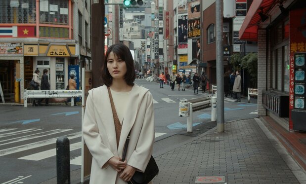 沙苗(橋本愛)は新宿の精神科に通い、カウンセラーの藤井(木野花)に自身の愛情と怒りを語る ©2024 Nekojarashi/BittersEnd/Hitsukisha