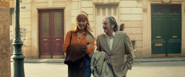 70年代の街並みを再現したセットで「運命の女性」(ドリア・ティリエ)との再会を楽しむヴィクトル ©2019 - LES FILMS DU KIOSQUE - PATHÉ FILMS - ORANGE STUDIO - FRANCE 2 CINÉMA - HUGAR PROD – FILS – UMEDIA