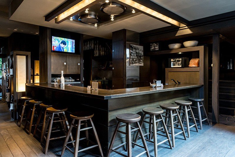 En esta zona es posible sentarse a degustar sake.