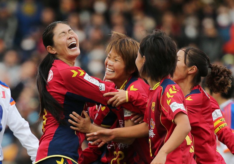 Sawa Homare (a la izquierda) celebra con sus compañeras del INAC Kobe el gol de la victoria en la final de la Copa de la Emperatriz el 27 de diciembre de 2015, en el Estadio Todoriki de Kawasaki, su último partido como futbolista profesional. (© Jiji)