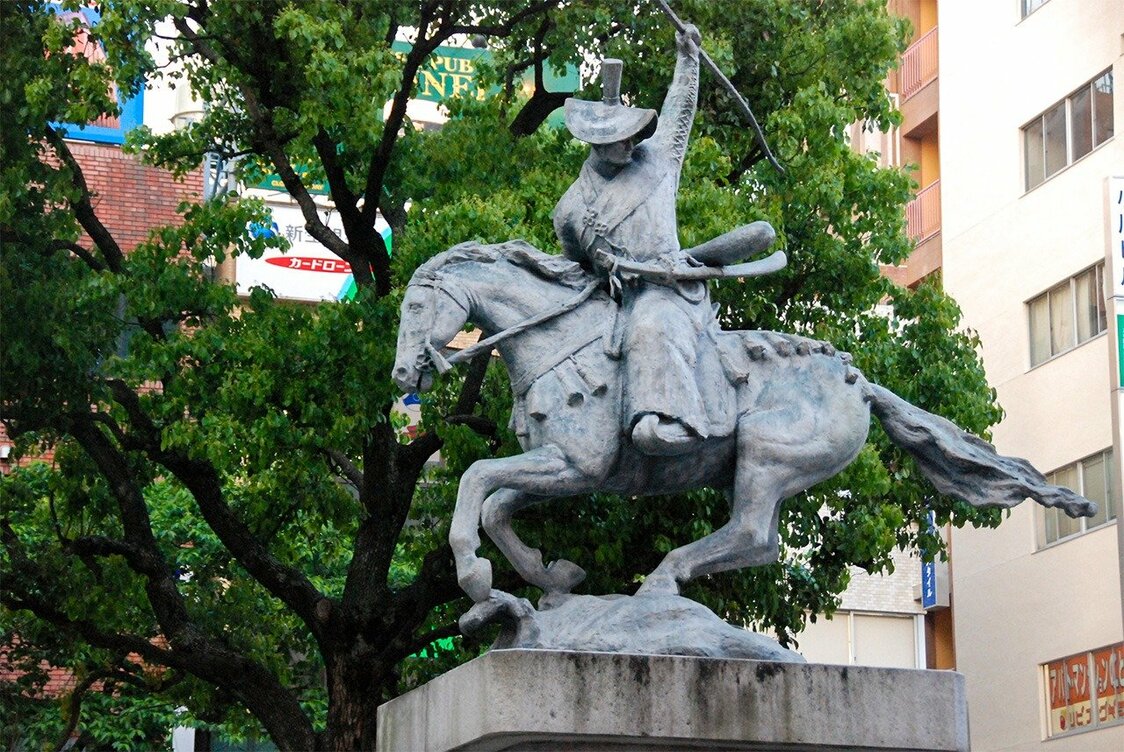 JR日暮里駅前（東京都荒川区）に立つ太田道灌の銅像。（PIXTA）