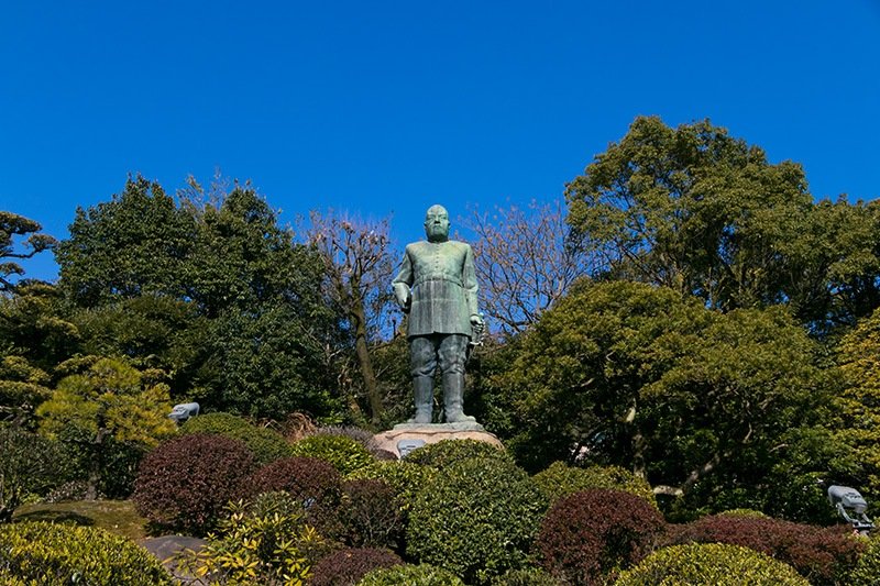 Estatua de bronce de Saigo Takamori en uniforme militar, en las faldas del monte Shiroyama, escenario de la Rebelión de Satsuma.