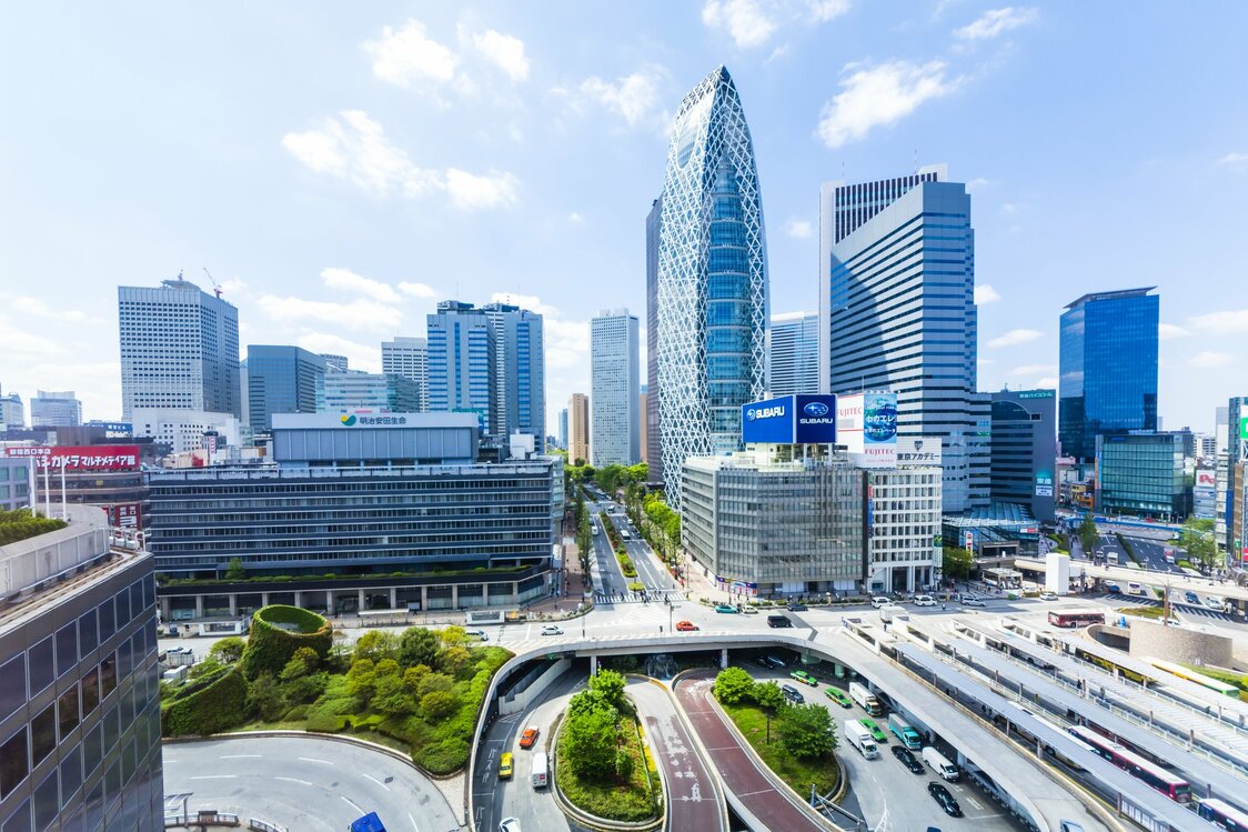 La salida Oeste de la estación de Shinjuku y sus rascacielos en la actualidad. (PIXTA)