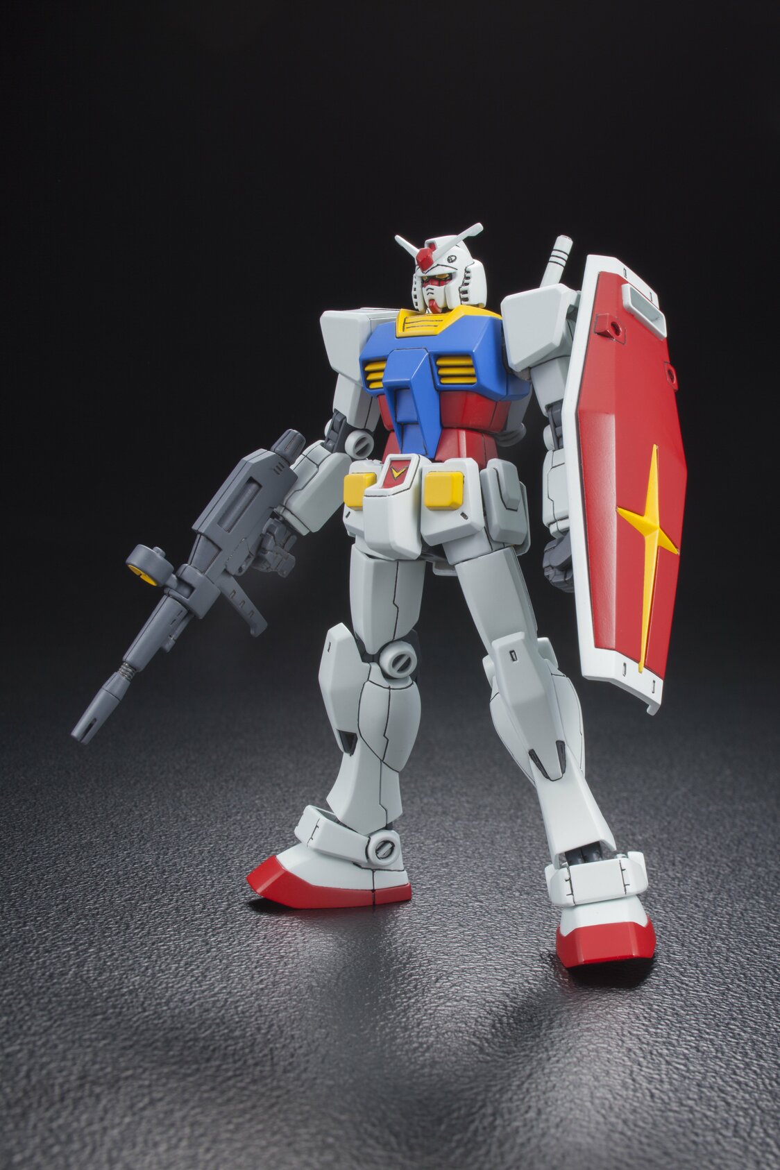2015年，“高达模型”诞生35周年纪念活动中出售的“HGUC1/144比例RX-78-2高达”。万代提供（时事）