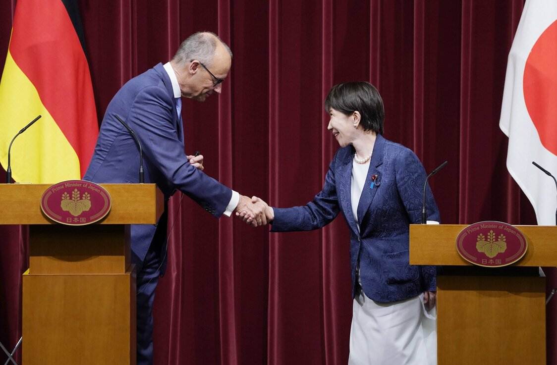 首相官邸での共同会見を終え、握手する高市早苗首相（右）とドイツのフリードリヒ・メルツ（28日、時事）