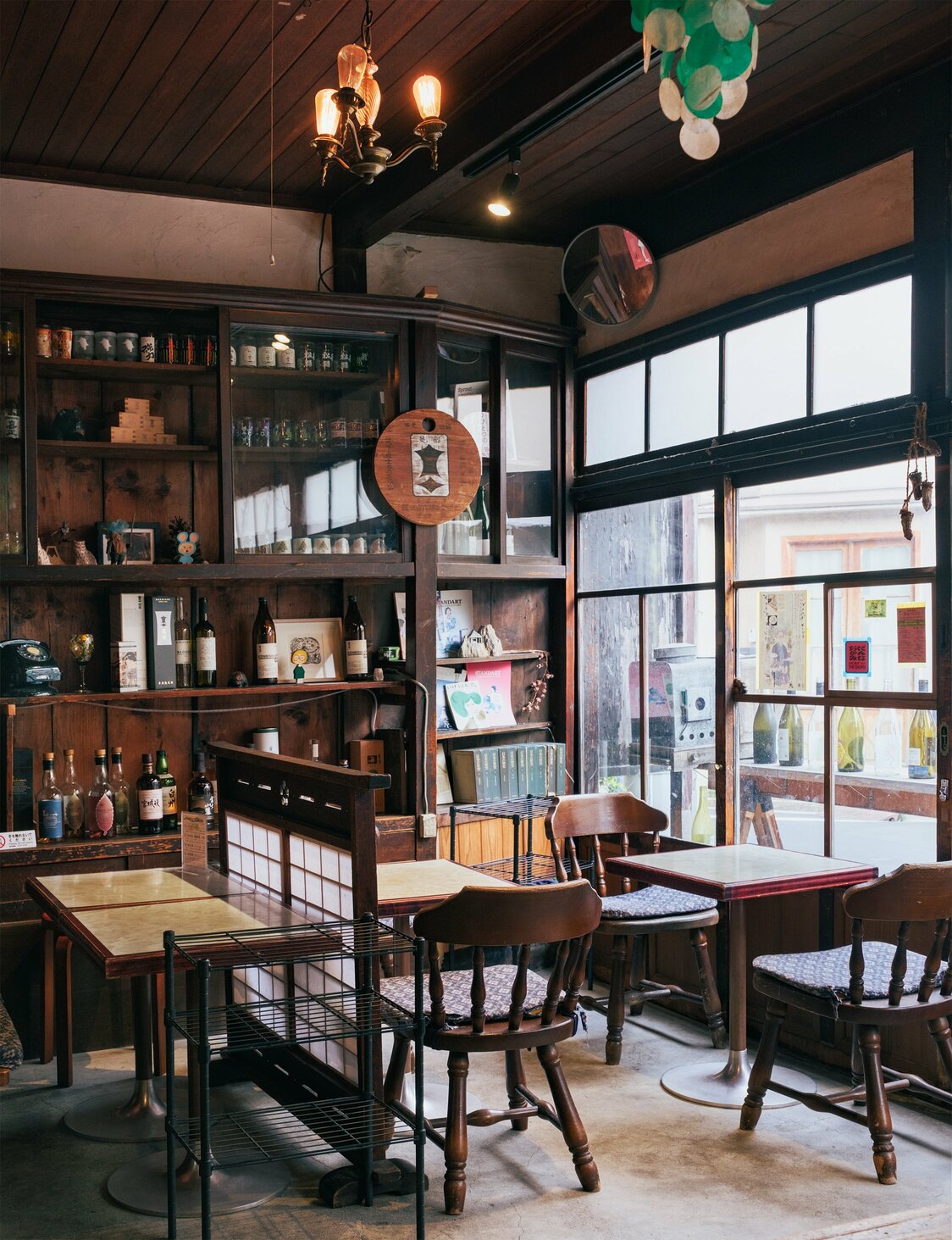 屋內的嵌入式櫥櫃，也保持著文具店時期的樣子