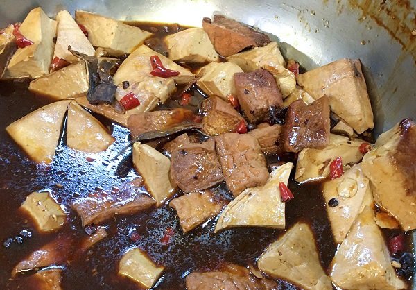 台湾風煮物の豆干は台湾人にとってソウルフードだ(何基特提供)
