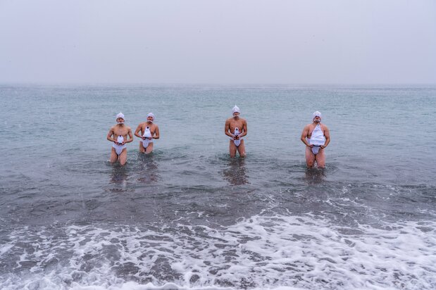 The goshintai are bathed in the sea. (© Haga Library)