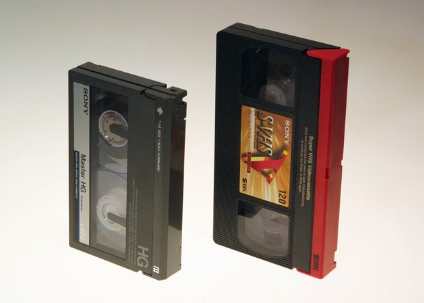 ベータ(左)とVHSのビデオテープ。ベータは「コンパクト」がウリだったが…(時事)
