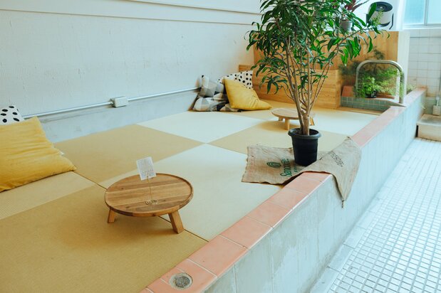 El relax está asegurado en esta zona de asientos cuyo suelo está cubierto de tatamis.