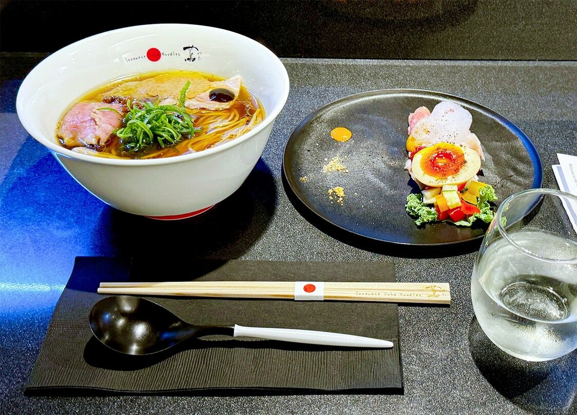 Les râmen à la sauce soja avec plat spécial de « Tsuta » au prix de 3 000 yens (© Yamakawa Daisuke)
