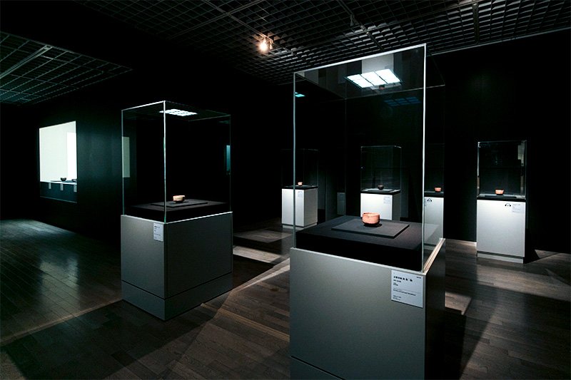 長次郎の茶碗のみが一堂に会した、凜（りん）とした空気が流れる展示室
